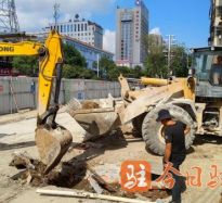 妇女赖BBB操BBBBBB操高温下的坚守｜道路建设者用汗水铺就畅通路